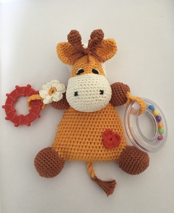 Tolle Anleitung, gut beschrieben und sehr einfach nachzuarbeiten. Die Giraffe ist total süß 🥰 Ich hab ihr noch eine Rassel und einen Beißring verpasst.