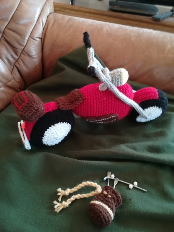 Hab die langen Teile nicht gehäkelt, sondern mit der Strickliesl gefertigt. Die Anleitung war klar verständlich.