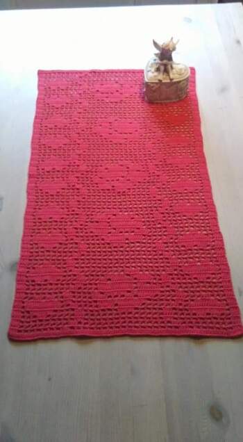 Ich habe den kleinen Rosenläufer in Rosen rot gearbeitet..... Tolle Anleitung.....