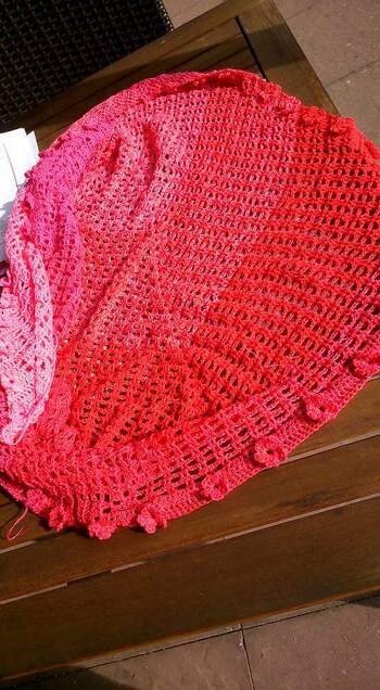 Tolles Tuch im Sommer zu diversen Kleidern.
Anleitung super verständlich und gut erklärt, selbst die Blüten waren damit easy zu häkeln❤