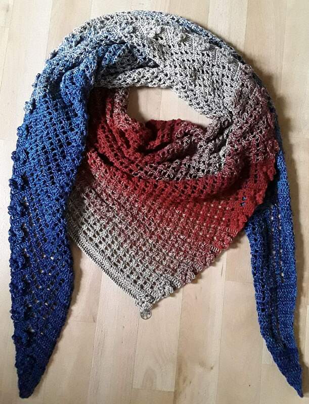 Häkelanleitung Tuch // Dreieckstuch mit Blüten &quot;In Bloom&quot;