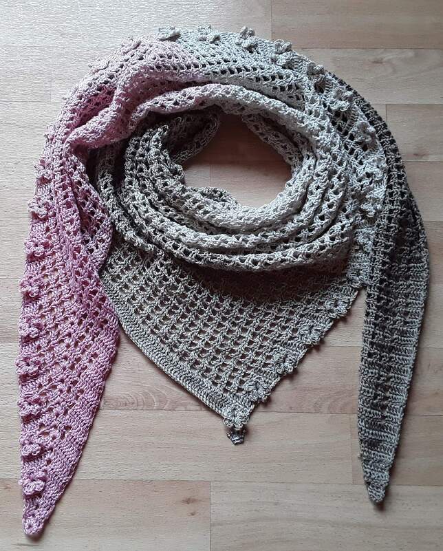 Häkelanleitung Tuch // Dreieckstuch mit Blüten &quot;In Bloom&quot;