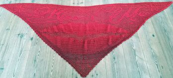 Sehr schöne Anleitung, gut beschrieben und somit leicht nachzuarbeiten. Habe auf die Fransen verzichtet, weil mir der Rand so besser gefallen hat. Freue mich schon aufs Ausführen. Maße ca. 2,30m x 1,20m.