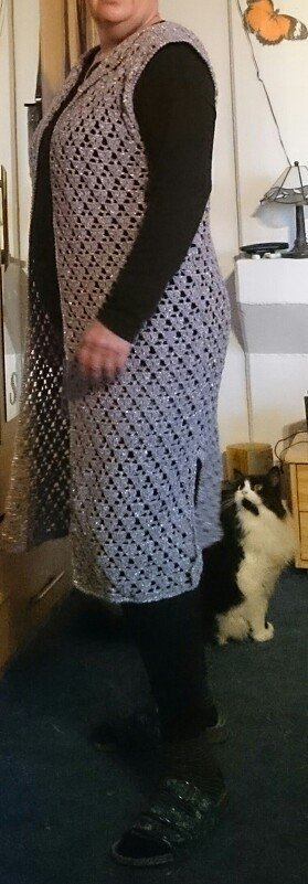 Lange Weste, die lässt deine Figur schmaler wirken.