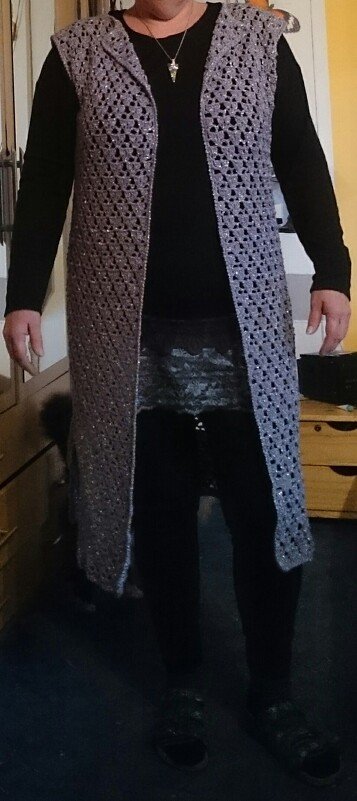 Lange Weste, die lässt deine Figur schmaler wirken.