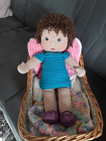 Die Lizzy ist fertig, ganz schön groß geworden. Hose und Jacke sind noch in Arbeit. Meine Enkelin spielt schon  gern damit. Vielen Dank für die gut verständliche Anleitung!