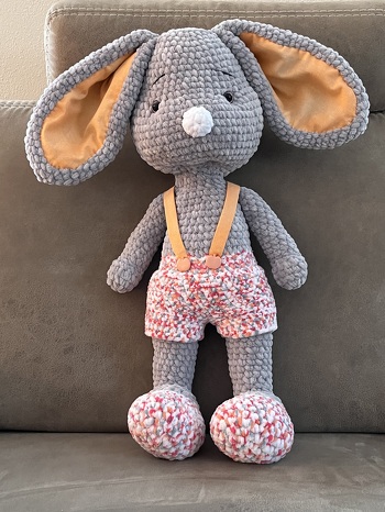 Da ich ausschließlich mit chenillewolle häkel, ist es wohl etwas groß geworden. ☺️