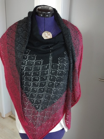 Ein tolles Tuch,lässt sich dank der guten Anleitung leicht stricken.Gut verständliche Anleitung, ist Fernseh tauglich.