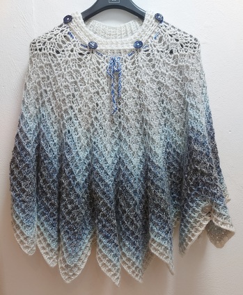 Diesen kuscheligen Poncho im Waffelmuster habe ich aus dem Garn 