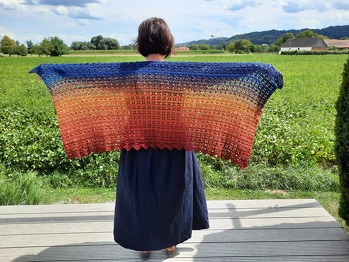 Die Beschreibung ist leicht verständlich. Durch die langen Reihen hab ich aber auch viel aufgetrennt, wenn ich am Abend zuvor Fehler gemacht habe :) Freue mich über das Ergebnis.