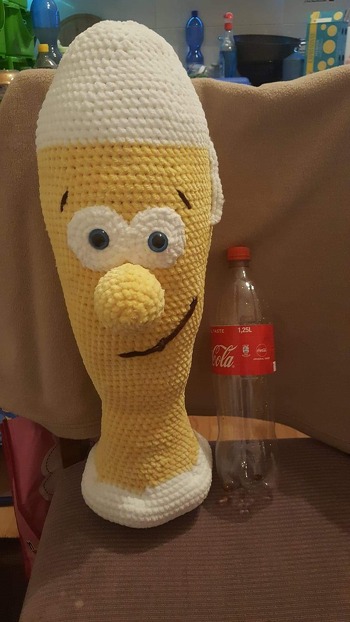 Ich habe es mit dickerer Wolle gehäkelt.
Daneben steht eine 1,25 Liter Flasche zum Größenvergleich
Ist super gut angekommen