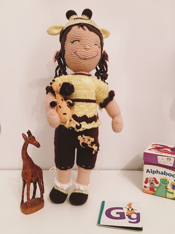Häkelanleitung Amigurumi / Anzieh-Puppe Mia im Giraffen-Outfit