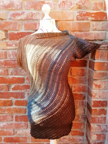 Die Anleitung ist im Großen udn Ganzen gut geschrieben, allerdings würde ich sie nicht als Anfängertauglich bezeichnen.
Größe: 40/42
250g 4fädiger Farbverlaufsbobbel von Lady Dee's Traumgarne (Schatz des Pharao) + ca. 57g Uni Braun