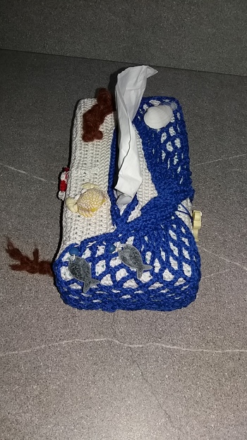 Super verständlich geschriebene Anleitung, auch für Anfänger bestens geeignet. Es hat sehr viel Spass gemacht die Box zu häkeln. Da ich kein Tauband zur Verfügung hatte, habe ich etwas improvisiert indem ich braune Wolle genommen und diese geflochten habe. Mit der Deko habe ich noch meine eigene Kreation mit reingebracht, finde der Krebs macht sich prima auf der Box. Vielen Dank für die tolle Anleitung, die definitiv 5 Sterne verdient hat!