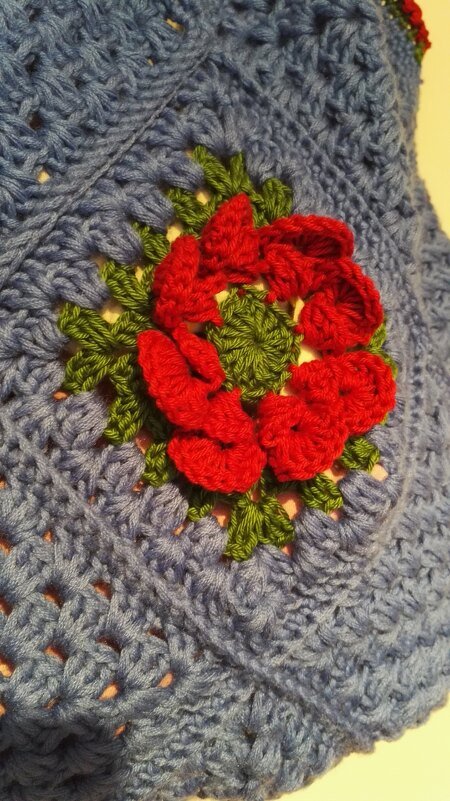 Häkelanleitung Umhängetasche, mit "3-D Rosen" Granny Square