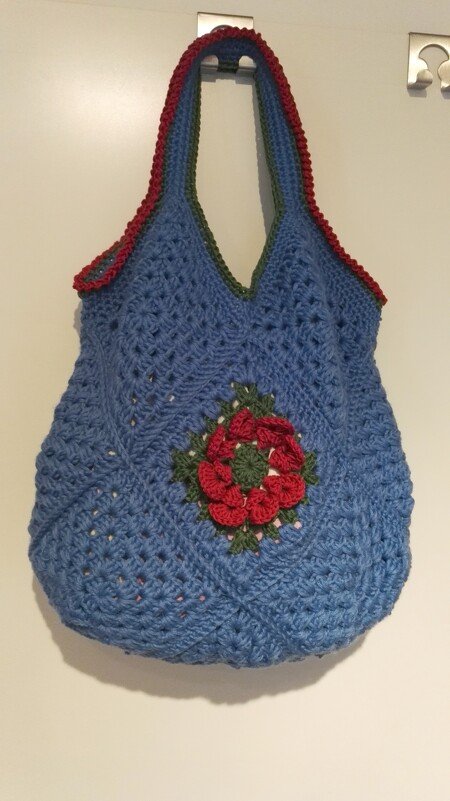 Häkelanleitung Umhängetasche, mit "3-D Rosen" Granny Square