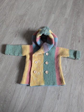 Sehr gute Anleitung! Wirklich zu empfehlen!
Verständlich und absolut auch für Anfänger geeignet. Ich habe die Farben anders gewählt. Dies war meine erste Babyjacke und ich werde sie wieder häkeln! Ganz ganz toll!