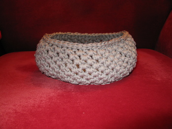 Hier ein weiterer Korb nach der Grundidee. Allerdings habe ich die Form dieses Mal oval gearbeitet.