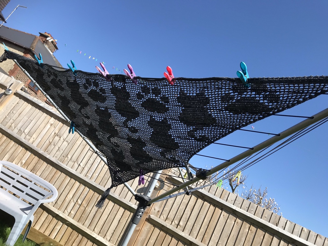 Triangular Shawl &quot;Black Cats&quot;