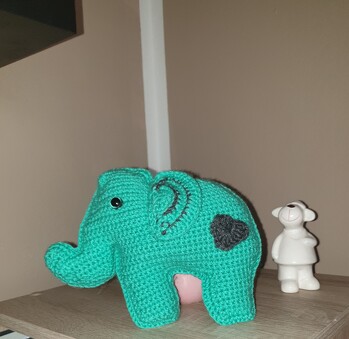 ...der Elefant...die Anleitung ist sehr verständlich und ausführlich Beschrieben und somit einen Kauf Wert. ;-)
Zu der Anleitung gibt es viele Bilder, somit finde ich ist diese auch sehr für Anfänger geeignet.
Eigentlich wollte ich daraus eine Spieluhr machen nur leider ist der Elefant dafür zu klein, das Spieluhrwerk passt nicht hinein :-(
Habe eine Rassel mit eingehäkelt ;-)