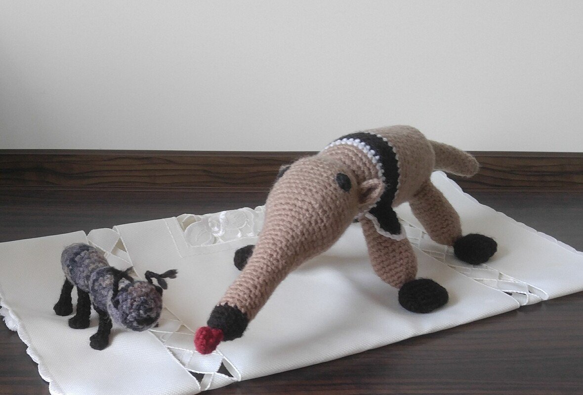 Ameisenbärbaby Anna mit Kuschelameise