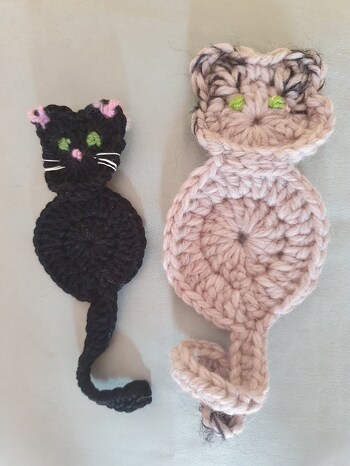 An manchen Stellen - der ersten Masche im Kreis, beim Schwanz und den Ohren für das Einstechen bei den Kettmaschen zwischen Kopf und Körper, , wünsche ich mir eine genauere Anleitung. Aber ein bisschen Eigeninitiative schadet schließlich auch nicht. Eine meiner Katzen soll ein großes Loch in einem gepolsterten Hocker abdecken. Erst in ein paar Monaten bekomme ich den Hocker zu sehen und werde dann entscheiden, welche Farbe und Größe besser passt.