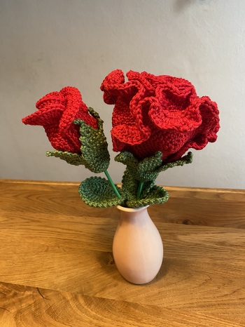 Sehr schöne Anleitung! Habe meine Rosen mit Catania und Nadelstärke 3,0 gehäkelt. Ist schön groß geworden.