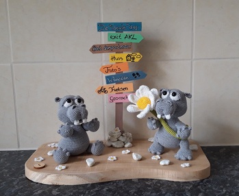 Foto 1
2 nijlpaarden gehaakt op naald 1,25 met lammy coton 10
Ik heb er een wegwijzer bij gezet met leuke dingen.
Zie foto 2 voor de achterkant.