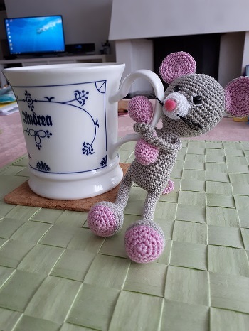 so ein kleines Mäuschen ist schnell gehäkelt, und brachte mich auf eine super Idee, die ich schon lange im Kopf hatte. Siehe Gallerie