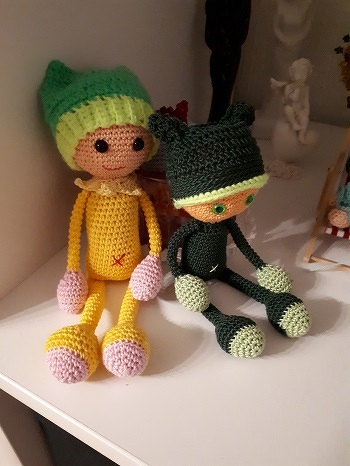 hier noch mal mit einer anderen Mütze mit Leuchtwolle