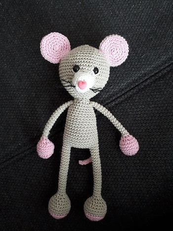 nach AL vom Mond Männchen. Es sollte erst ein Hase werden, aber dann ist es halt eine kleine Maus geworden. Die AL ist ja so toll wandelbar. Danke dafür