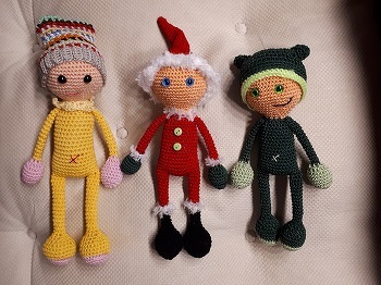 die AL ist so genial und schnell gehäkelt. Daher habe ich mein Mondmännchen einen weihnachtlichen
Look verpasst. Erinnert eher an ein Sandmännchen, sollte aber ein Weihnachtsmann-Outfit sein.