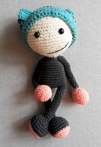 Tolle Anleitung :)
Ich kam super zurecht und habe die Arme und Beine mit Pfeifenreiniger stabilisiert.
So kann man sie für verschiedene Positionen zurecht biegen.