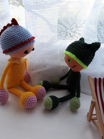 beim gelben Männchen habe ich mir die Mütze selbst ausgedacht, und noch so Art Zacken aufgehäkelt mit Glitzergarn.
Für den Kragen hatte ich noch ein Häkel-Probestück von einer Zackenkante.