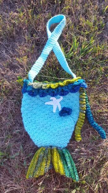 Eine gut erklärte Anleitung, es lief problemlos, auch wenn ich eine andere Wollstärke und passende Nadeln verwendet habe. Die Dekoration habe ich jedoch anders gemacht, da Blüten und co derzeit bei der Beschenkten nicht so hoch im Kurs stehen.