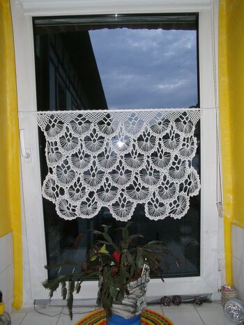 Hab mich sofort in das Muster verliebt, und den Gedanken gehabt: das gibt die schönsten Gardinen auf dem Hof :)
gesagt getan. In diesem Fall hab ich einfach an die Seiten ein paar Flossen angehäkelt, um es 'zu begradigen' .
Sobald das Muster verstanden ist, geht es mit links. Trotzdem haben sich auch bei mir kleinere Fehler eingeschlichen ...