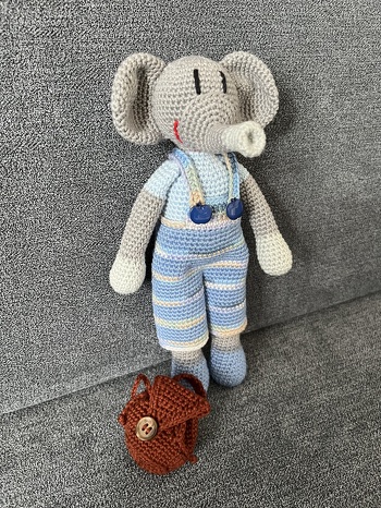 Das ist bereits der zweite Elefant, den ich gehäkelt habe. Dank der guten Anleitung ging es ganz schnell.