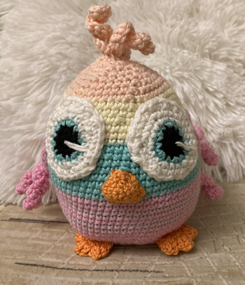 Hab den Piepmatz für ein Baby gehäkelt. Innen ist ein Plastik-Ü Ei mit Steinchen.