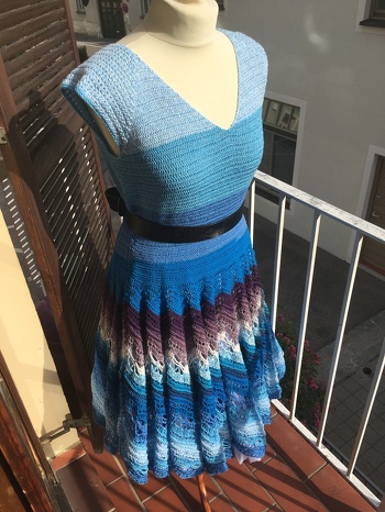 Fertig - Größe 42/44 - Verbrauch ca 3800 m (knapp 4 Bobbel dreifädig)