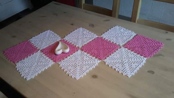 Häkeln / Tischläufer "Grannystyle mit Herz"