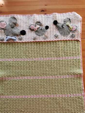 Hallo Sylvia, vielen lieben Dank für die tolle Anleitung 😍ich habe die Decke für meine Enkeltochter gehäkelt und die Lieblingsfarben der jungen Eltern verwendet. Die Anleitung ist leicht verständlich und gut geschrieben, bin nämlich noch Anfänger. Liebe Grüße😘