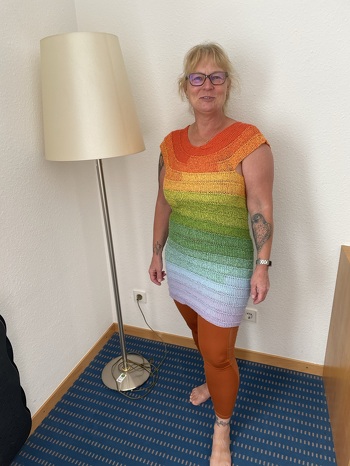Viele anläufe, aber ich habe es geschafft und es ist ein minikleid geworden da ich den ganzen bobbel verstricken wollte