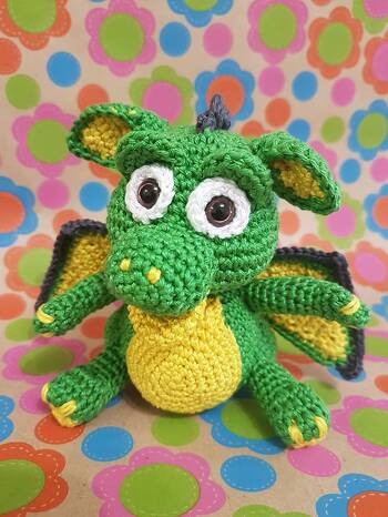 Hier meine Nacharbeit nach der Anleitung. Allerdings heißt mein Drache Lucky