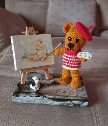 Ich habe aus dem Latzhosen-Teddy einen kleinen Maler gemacht, hatte die Mini-Staffelei geschenkt bekommen. Schöne Gratisanleitung.