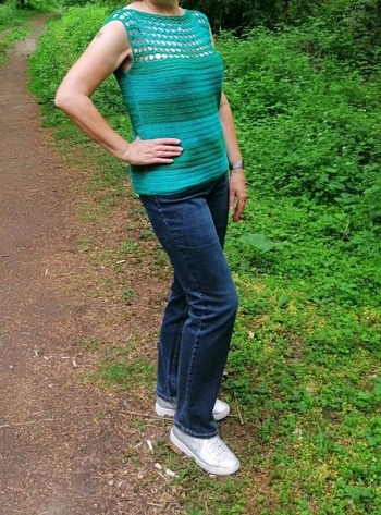 Hat Spaß gemacht das Top zu häkeln. Da ich keinen Bobbel hatte, habe ich mit zwei Grüntönen gearbeitet. Die Seitenschlitze habe ich weggelassen, da ich die nicht mag. Verbraucht habe ich etwas mehr als 5 Knäuel Rainbow Cotton 8/4 in den Farben 85 und 99 vom Hobbii Versand