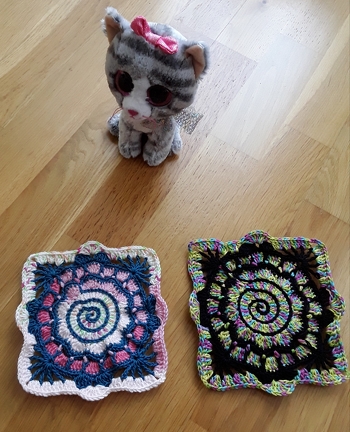 Meine ersten beiden Versuche.
Das ging so flott, und das Granny wird schoen gross. Denkt man gar nicht. Gehaekelt mit einer 2,5er Nd. Hat voll Spass gemacht. Vielen Dank fuer die Anleitung, liebe Petra