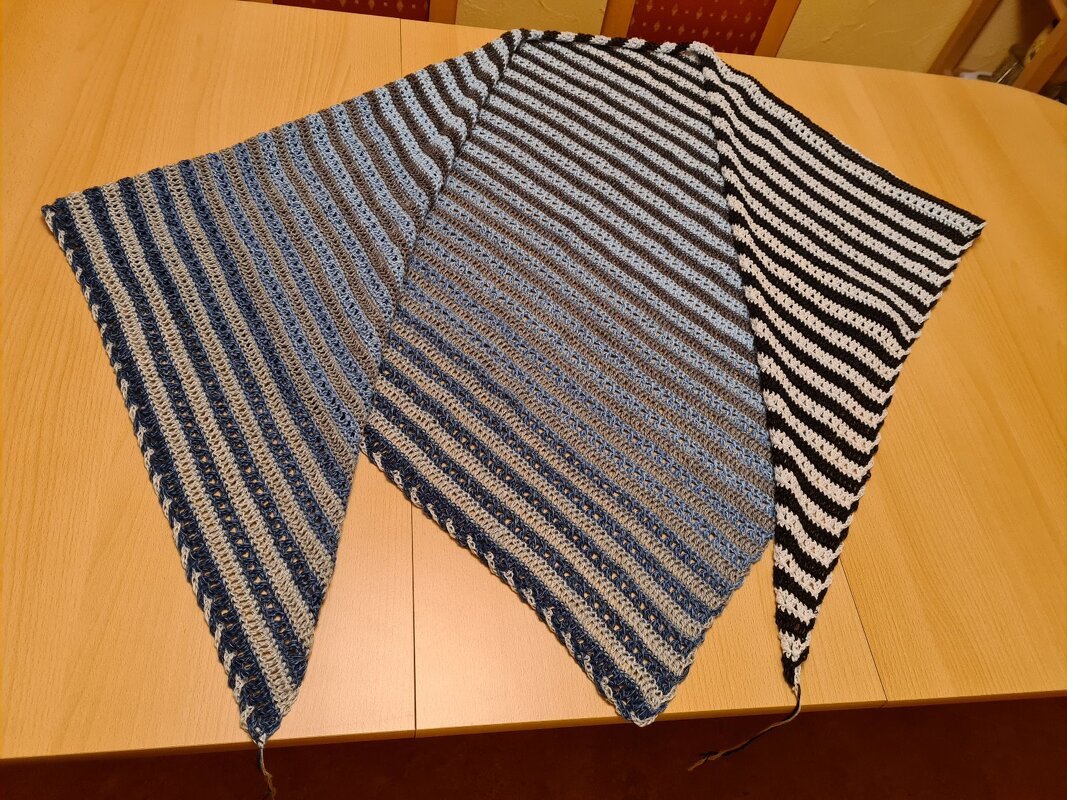 "Magic Strip 1.0" gehäkeltes Dreieckstuch / Schal / Stola
