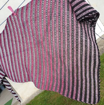 Das war das 1. Tuch nach dieser Anleitung, ca. 2x 700m Farbverlauf, 4fädig, Nadelstärke 4, das 1. Knäuel Silbergrau Richtung Schwarz, das 2. Knäuel Pink/mit schwarzem durchgehenden Faden Richtung pastell-rosa, fertige Größe 200x90cm