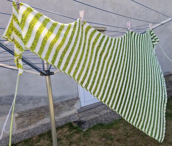 Das 2. Tuch nach der Anleitung, 1x ca. 700m Uni, 1x ca. 700m Farbverlauf, 4fädig, Nadelstärke 4