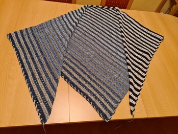 Das 3. Tuch nach der Anleitung, 2x ca. 700m Farbverlauf, 4fädig, Nadelstärke 4, 1. Knäuel Schwarz Richtung Silber, 2. Knäuel Weiß Richtung Blau